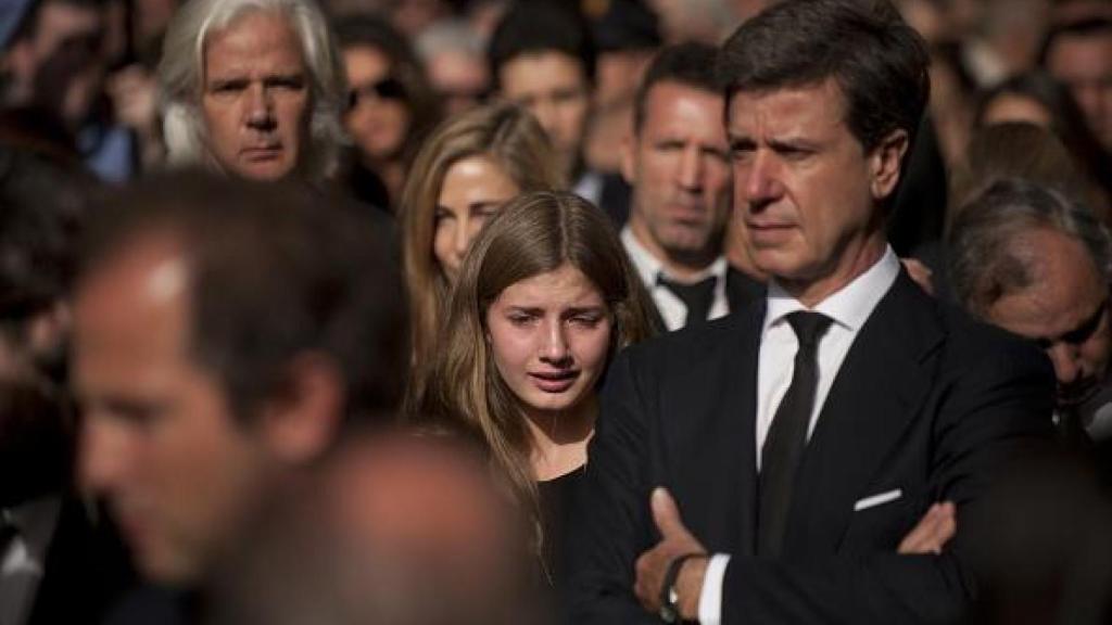 Amina, desolada en el funeral de su abuela, junto a su padre Cayetano.