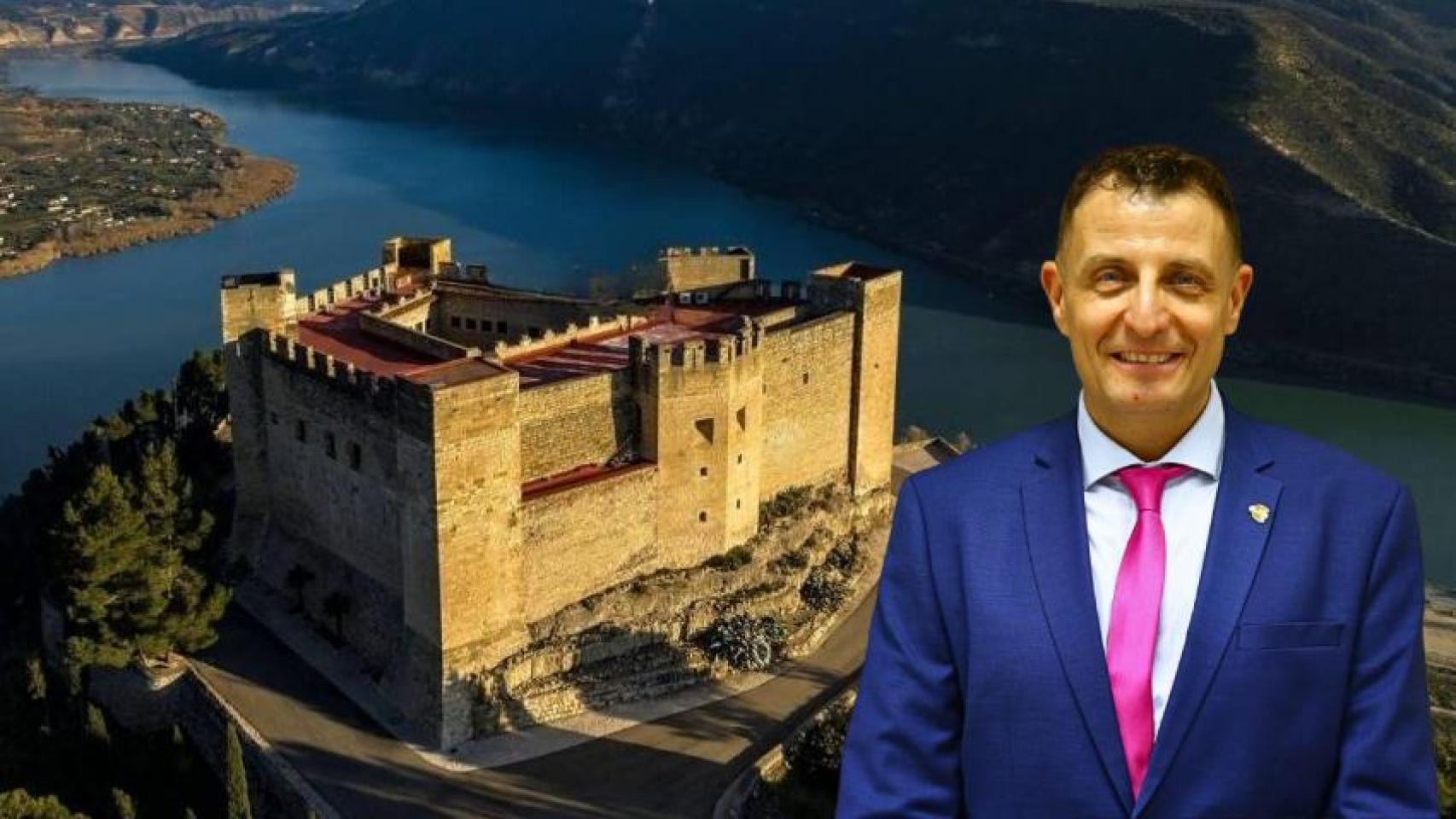 Antonio Sanjuán, alcalde de Mequinenza, y el castillo de Mequinenza.