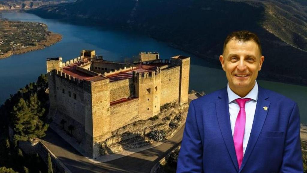Antonio Sanjuán, alcalde de Mequinenza, y el castillo de Mequinenza.