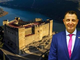 Antonio Sanjuán, alcalde de Mequinenza, y el castillo de Mequinenza.