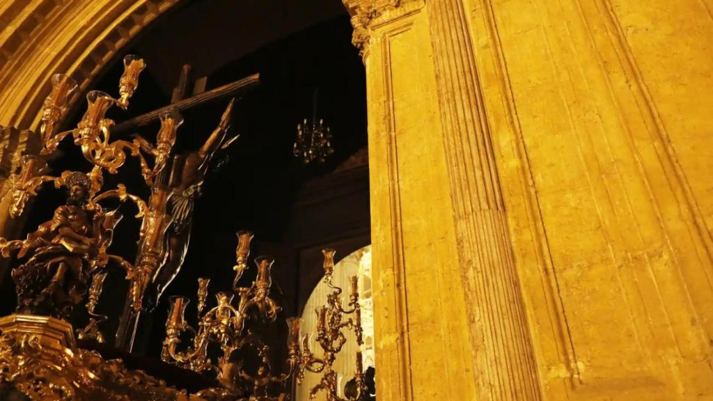 El Señor de las Penas entrando a la Catedral de Málaga.
