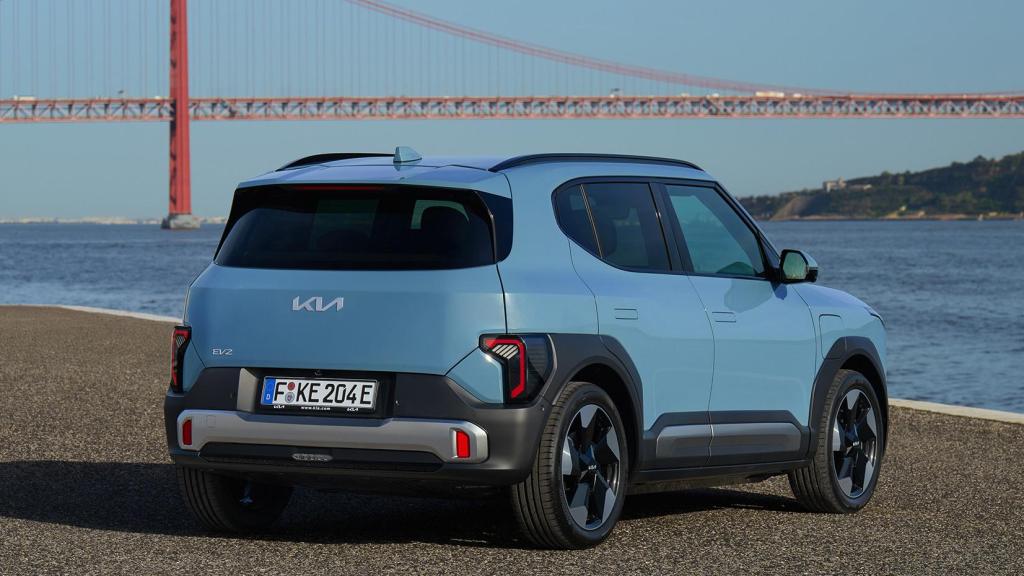 Vista tres cuartos trasera del Kia EV2.