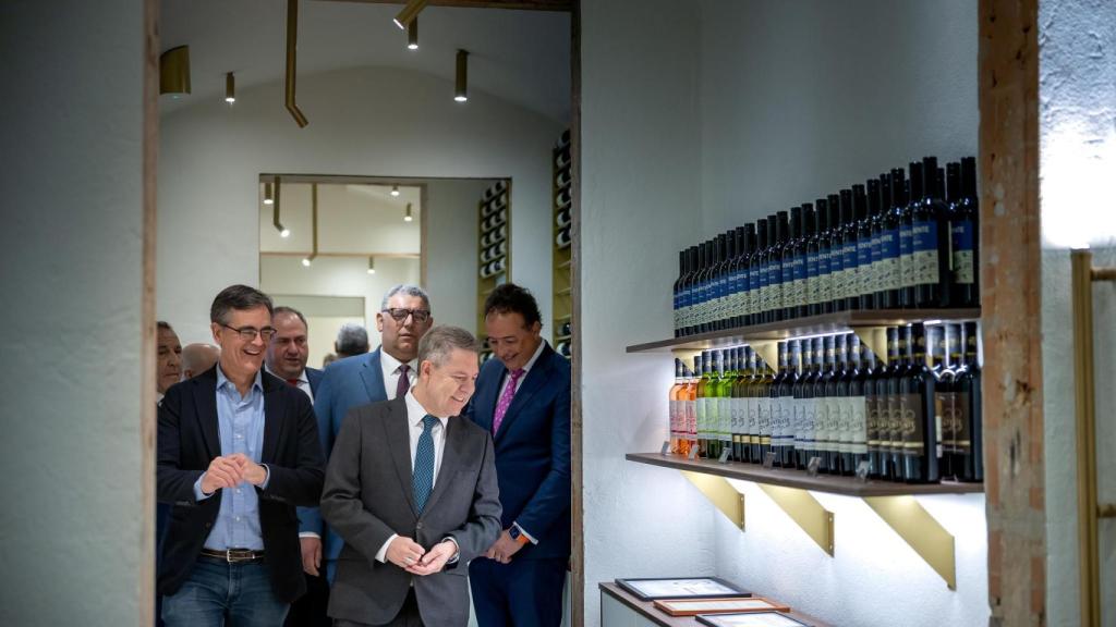 Un momento de la visita de Emiliano García-Page a la cooperativa Santiago Apóstol.
