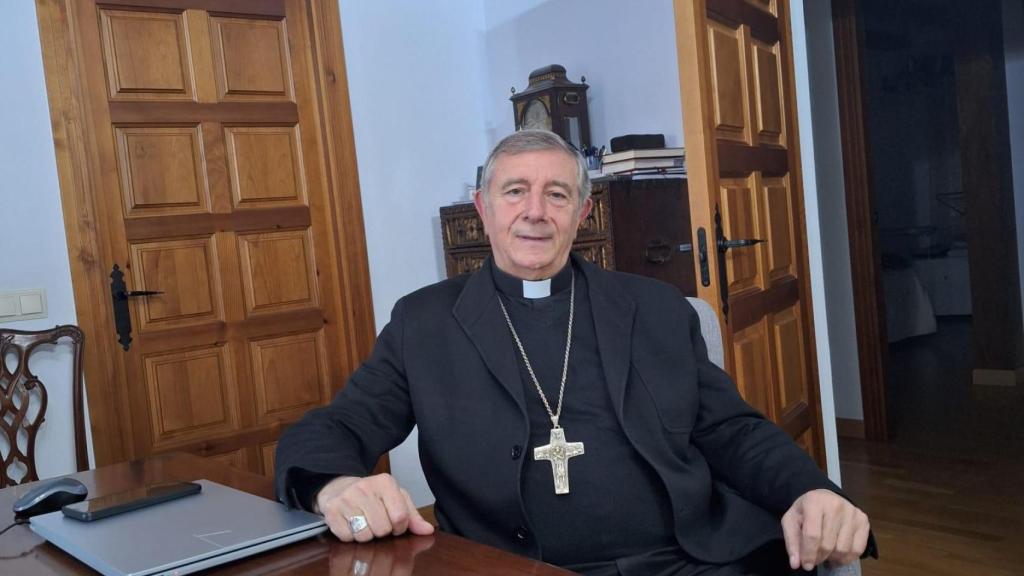 José Luis Retana, obispo de Salamanca y de Ciudad Rodrigo en la 'sala de estar' de su residencia en Salamanca.