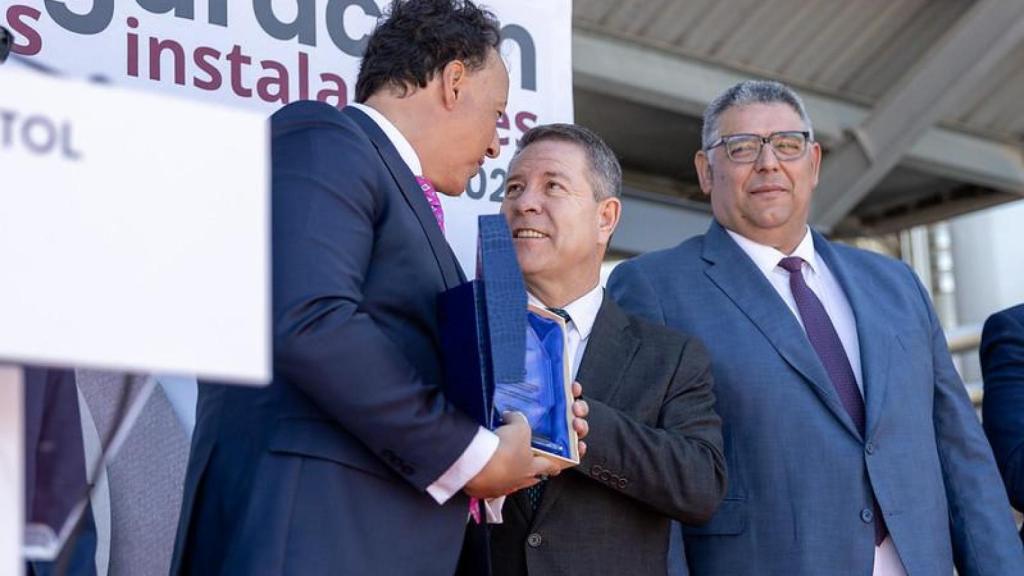 Emiliano García-Page entregando el galardón a Solagro.