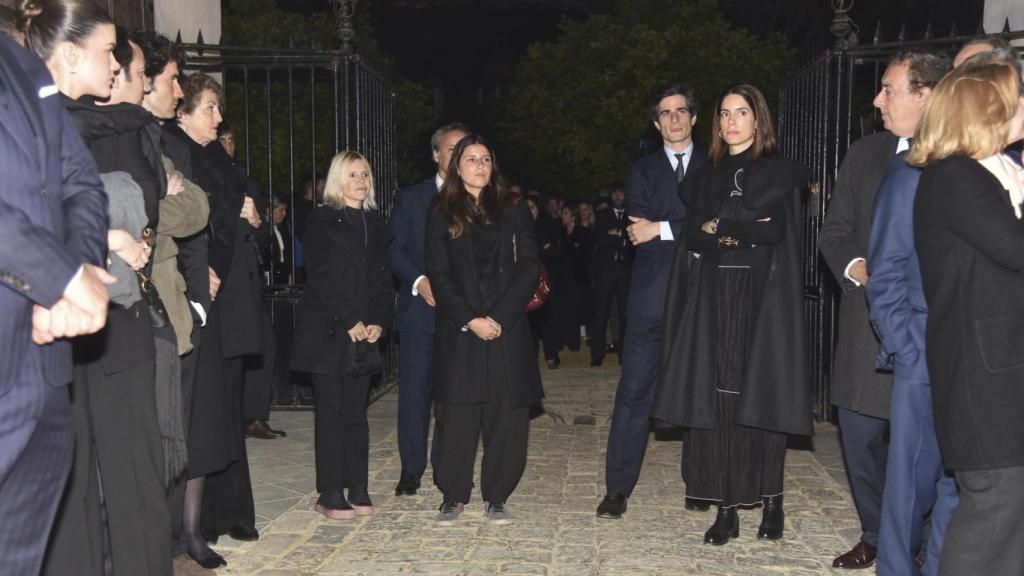 Eugenia Martínez de Irujo, su hija Cayetana Rivera, Sofía Palazuelo y Fernando Fitz James, durante la Semana Santa de Sevilla, en 2025.