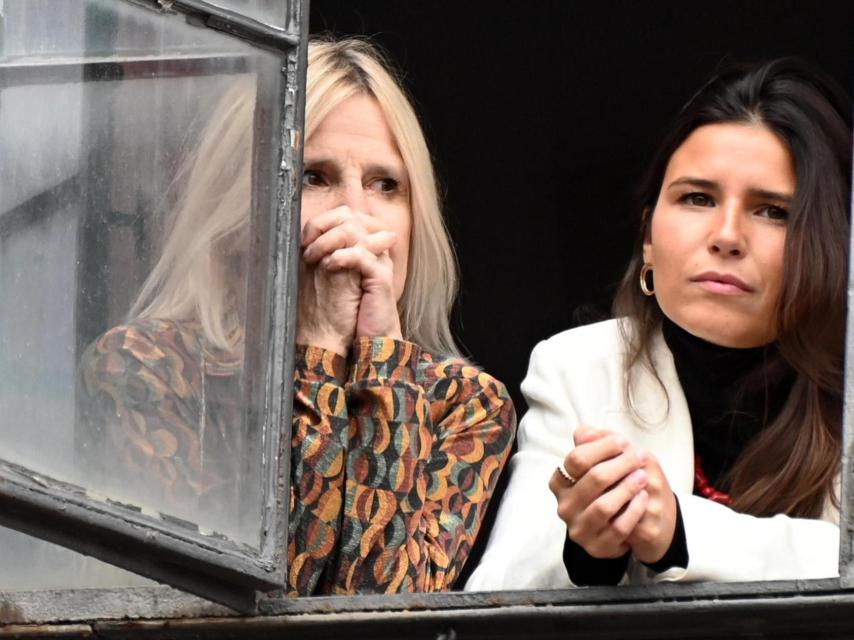 Eugenia Martínez de Irujo y su hija Tana, durante la Semana Santa de Sevilla, en 2025.