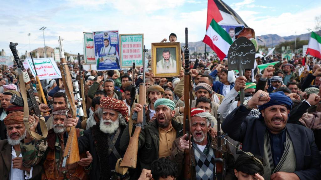 Simpatizantes hutíes se manifiestan en solidaridad con Irán, mientras continúa el conflicto entre Estados Unidos e Israel con Irán, en Saná, Yemen, el 27 de marzo de 2026.