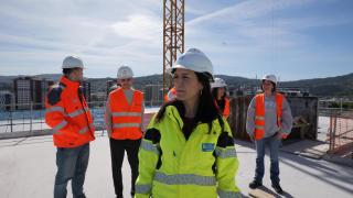 La conselleira de Vivenda e Infraestructuras, María M. Allegue, en su visita a las obras de vivienda en Navia