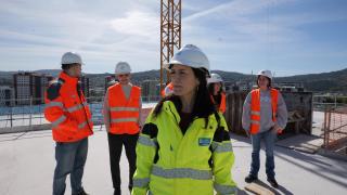 La conselleira de Vivenda e Infraestructuras, María M. Allegue, en su visita a las obras de vivienda en Navia