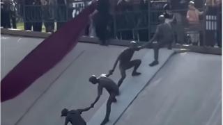 La escultura de bronce.