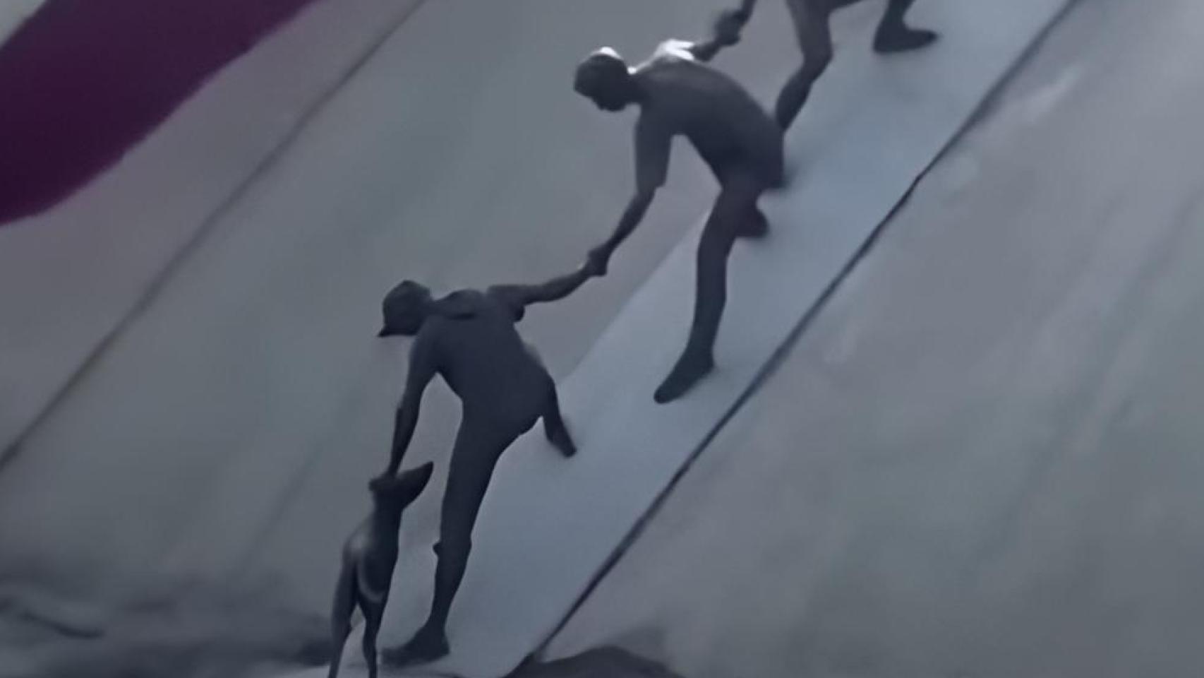 La escultura de bronce.