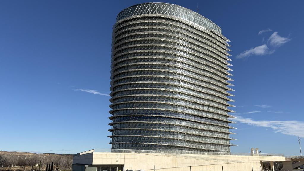 La Torre, vista desde el parque del Agua de Zaragoza.
