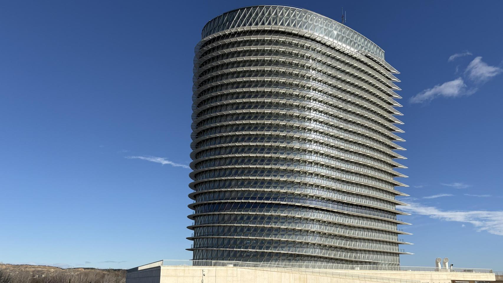 La Torre, vista desde el parque del Agua de Zaragoza.