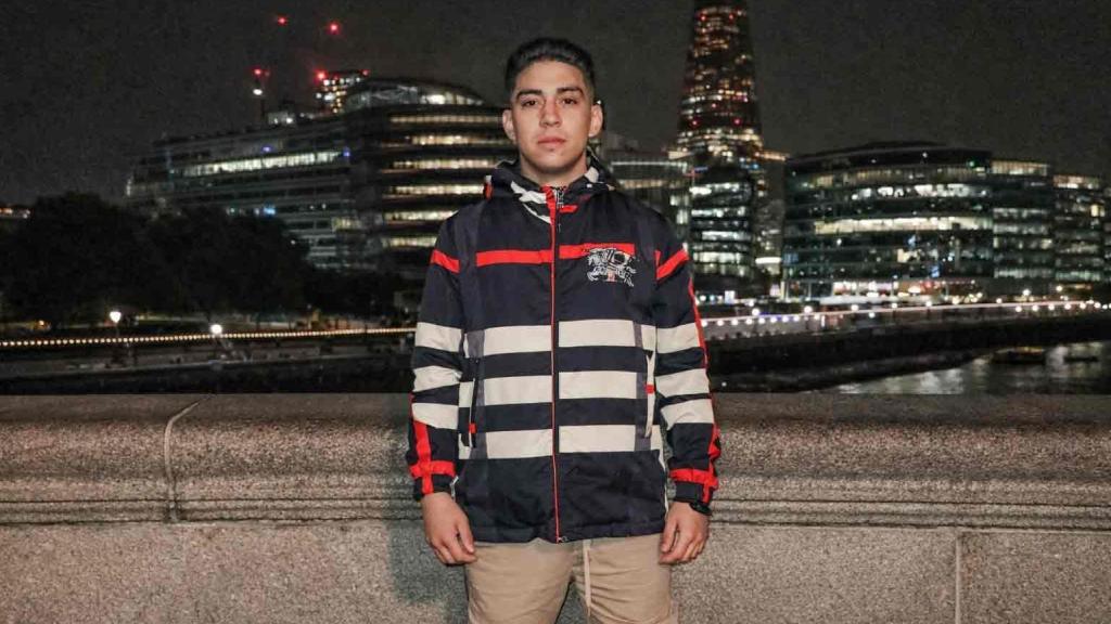 Nikko, fotografiado en Londres, antes de partir para su primer viaje a Suecia.