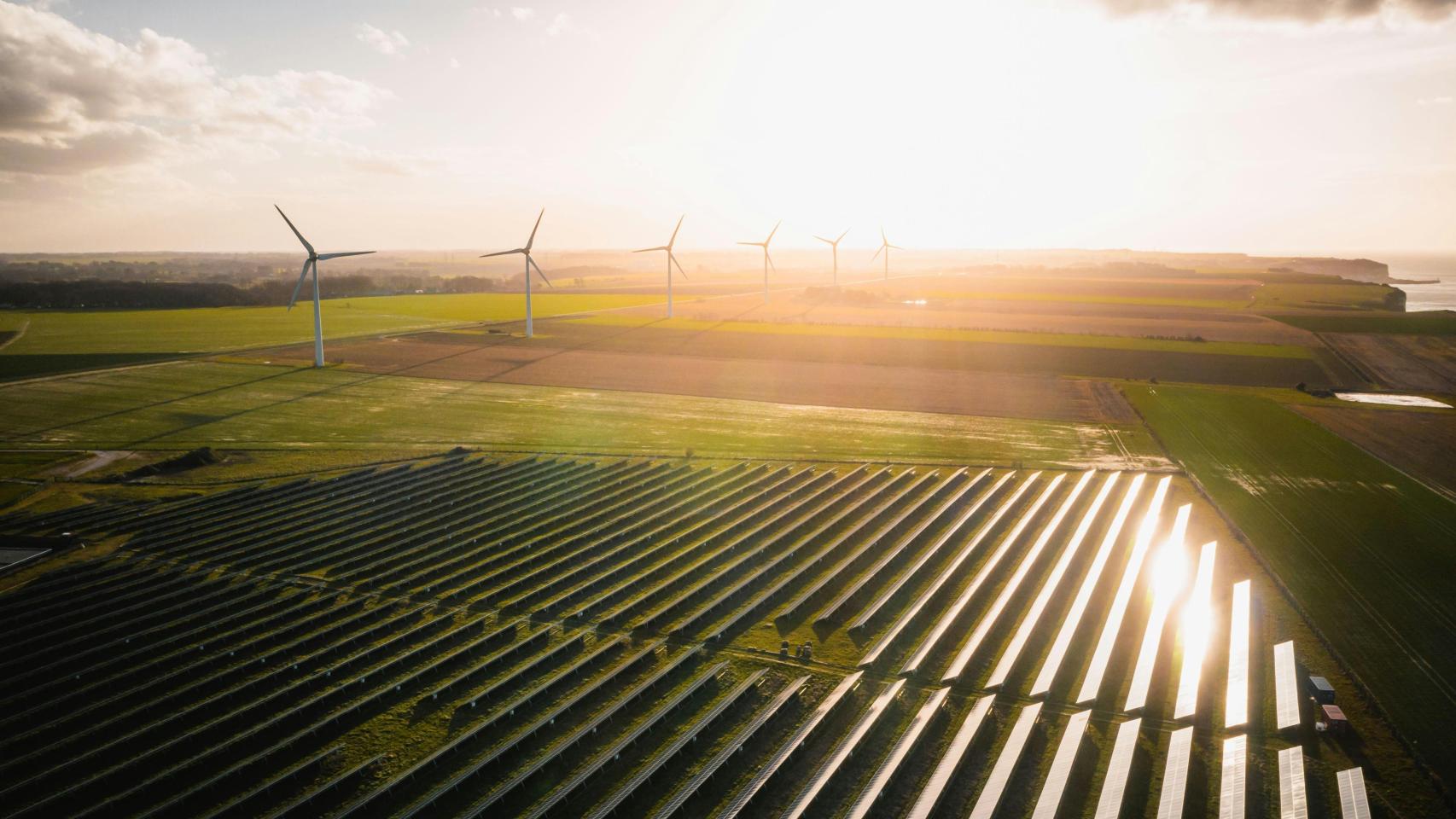 Un parque fotovoltaico junto a otro eólico.