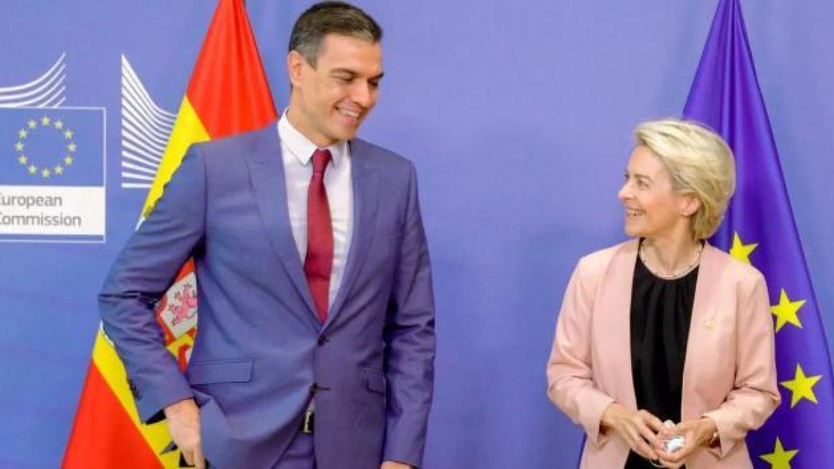 Pedro Sánchez junto a Von der Layen.