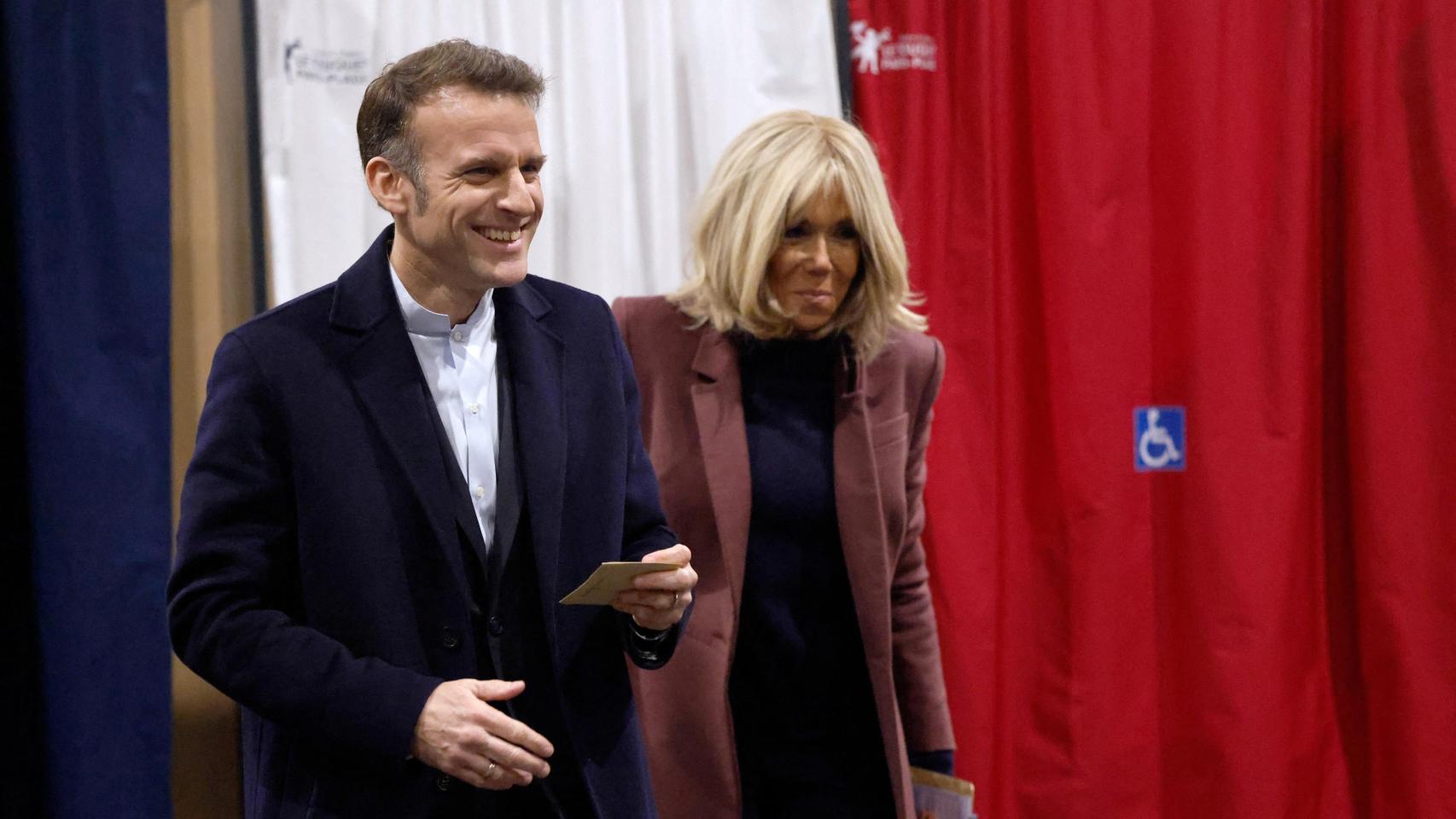 Emmanuel y Brigitte Macron tras votar en las elecciones municipales de marzo de 2026.