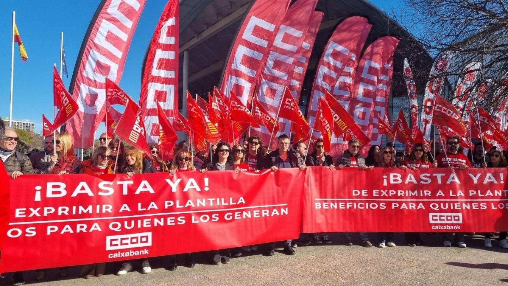 Concentración de la plantilla de CaixaBank a las puertas del Palacio de Congresos de Valencia, donde el viernes se celebró la Junta General de Accionistas 2026.