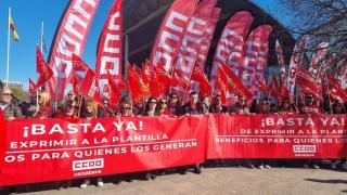 Concentración de la plantilla de CaixaBank a las puertas del Palacio de Congresos de Valencia, donde el viernes se celebró la Junta General de Accionistas 2026.
