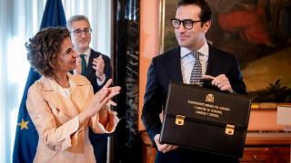 El vicepresidente primero y ministro de Economía, Comercio y Empresa, Carlos Cuerpo (d) y la secretaria general del PSOE-A y candidata a la Presidencia de la Junta de Andalucía, María Jesús Montero (i).