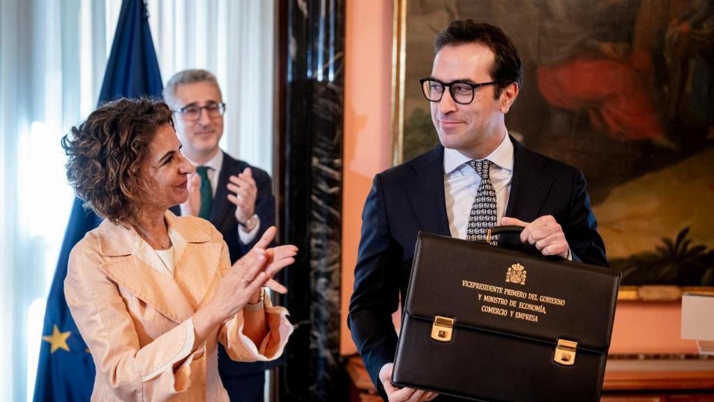 El vicepresidente primero y ministro de Economía, Comercio y Empresa, Carlos Cuerpo (d) y la secretaria general del PSOE-A y candidata a la Presidencia de la Junta de Andalucía, María Jesús Montero (i).