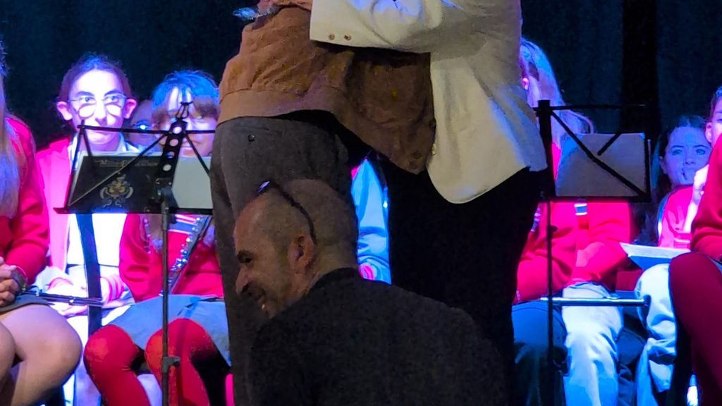 Faly y Antonio se fundieron en un abrazo en el pregón.