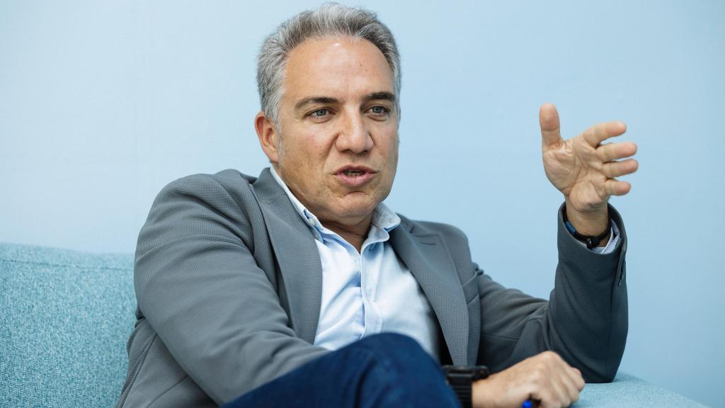 Elías Bendodo durante la entrevista en Málaga con EL ESPAÑOL, este viernes.
