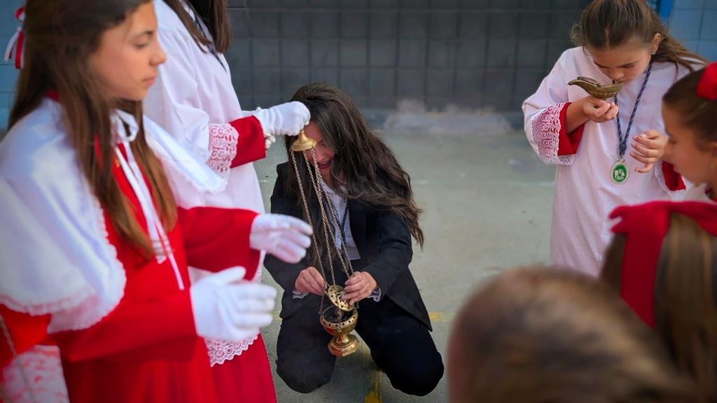 La seño Carmen, con los monaguillos.