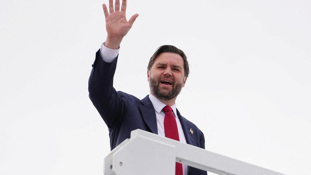 JD Vance aborda el Air Force Two en la base conjunta Andrews, Maryland.