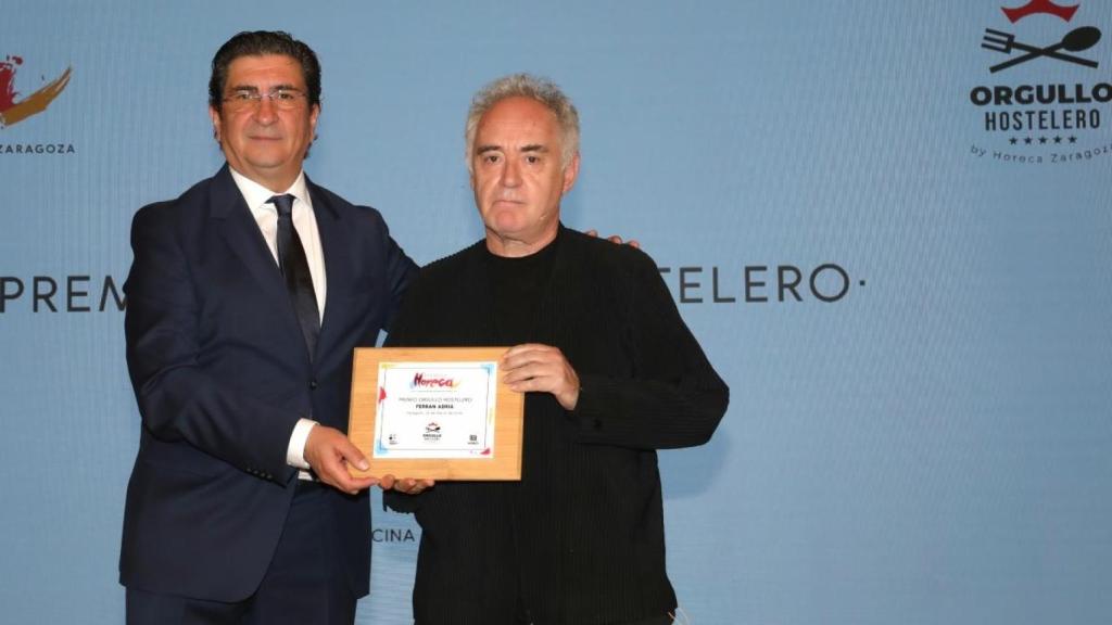 El chef recibe el premio Orgullo Hostelero.