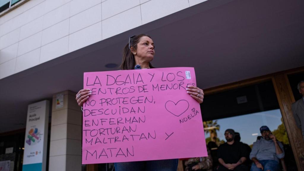 Una persona protesta en la entrada del hospital Sant Camil, a 26 de marzo de 2026, en Sant Pere de Ribes, Barcelona.