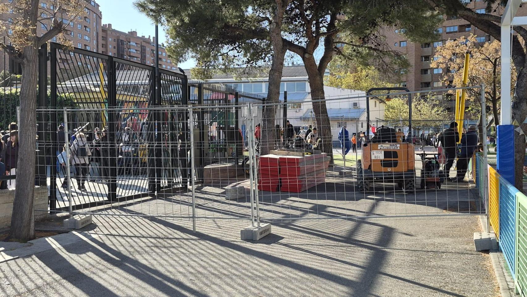 La valla que divide los patios de ambos colegios.