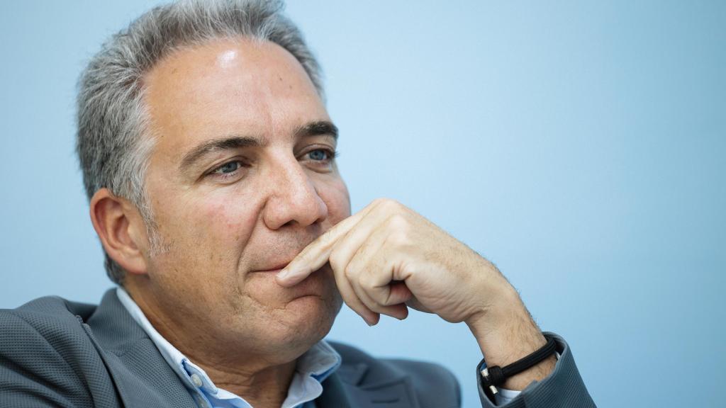 Bendodo escuchando una de las preguntas durante la entrevista.