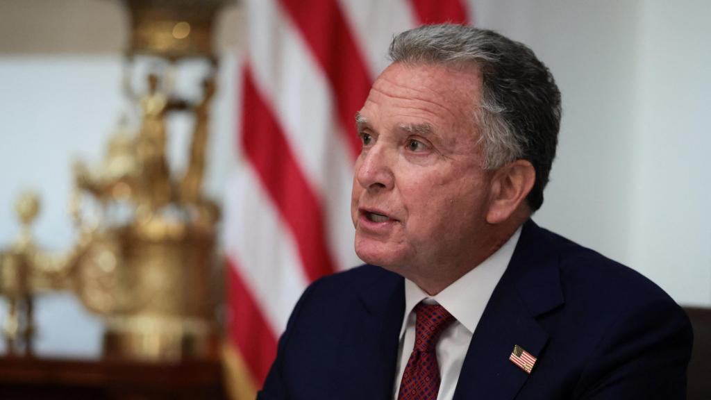 El enviado especial de Trump, Steve Witkoff, habla durante una reunión de gabinete en la Casa Blanca.