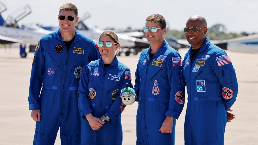 Los cuatro astronautas de Artemis II posan en las pistas del Centro Espacial Kennedy, en Cabo Cañaveral, Florida.