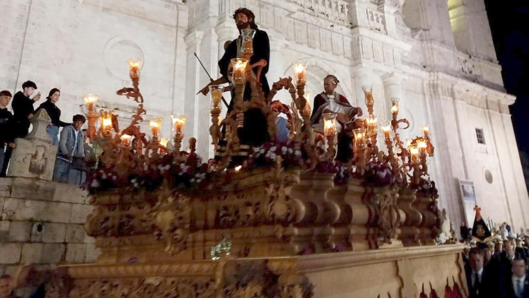 La cofradía durante un momento de la procesión del pasado año