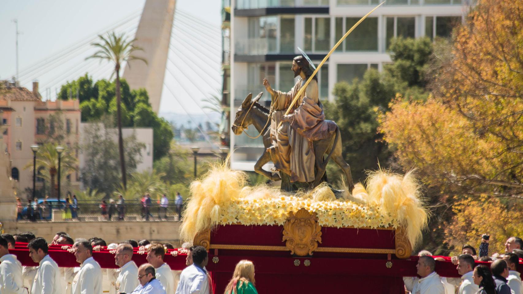 El paso en Elche de la entrada de Jesús en Jerusalén con la palma blanca.