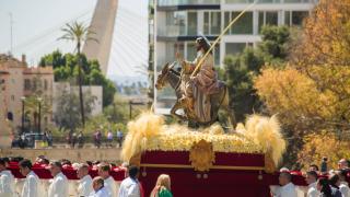 El paso en Elche de la entrada de Jesús en Jerusalén con la palma blanca.