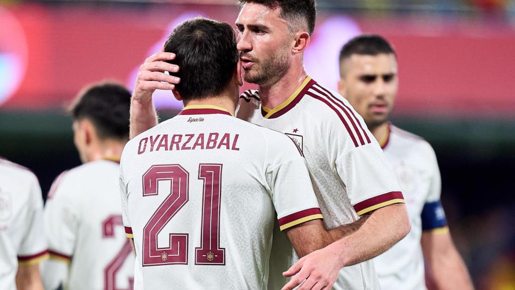 Oyarzabal, felicitado por sus compañeros de la selección.