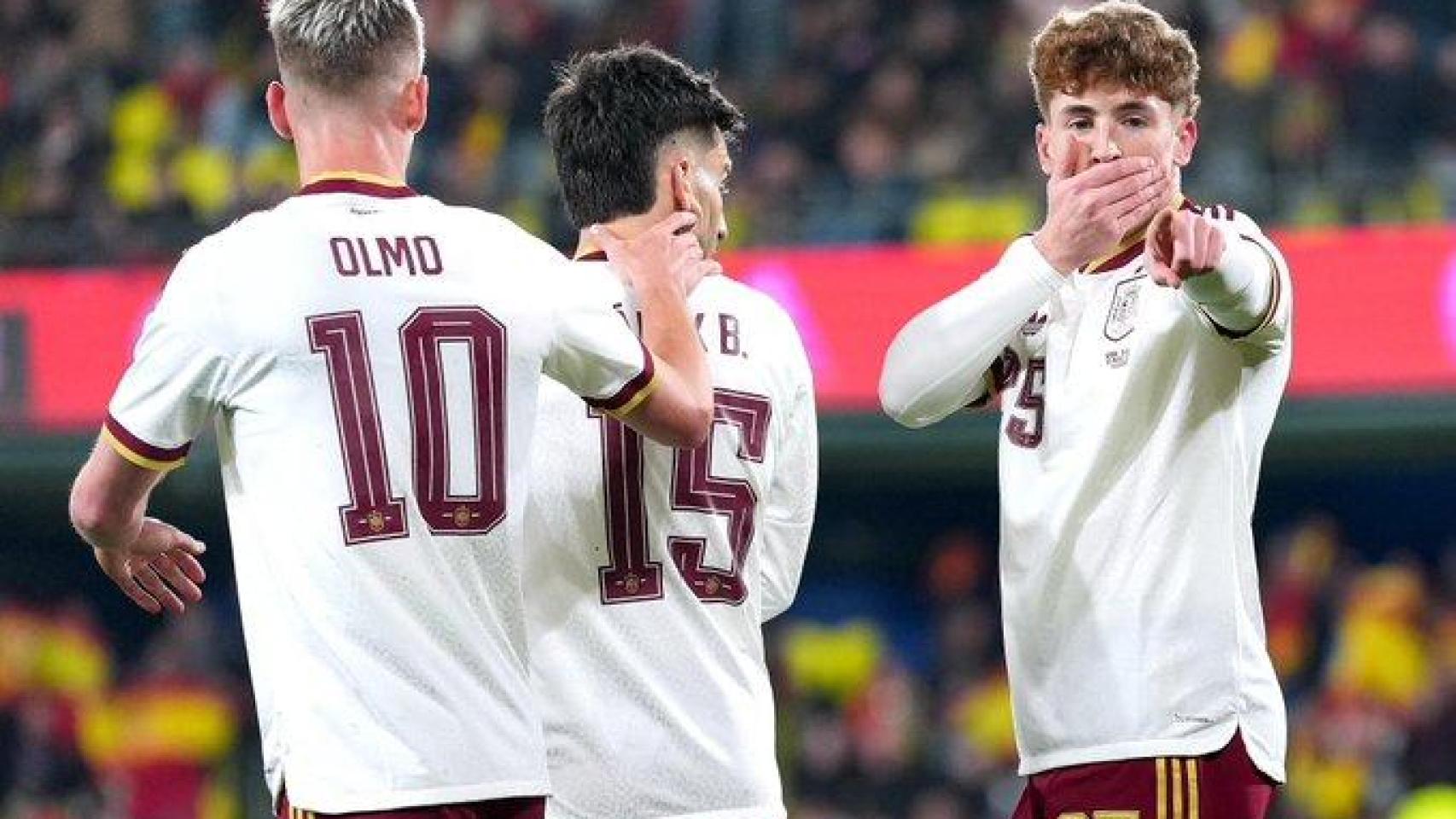 Víctor Muñoz celebra su gol en el debut con España ante Serbia.