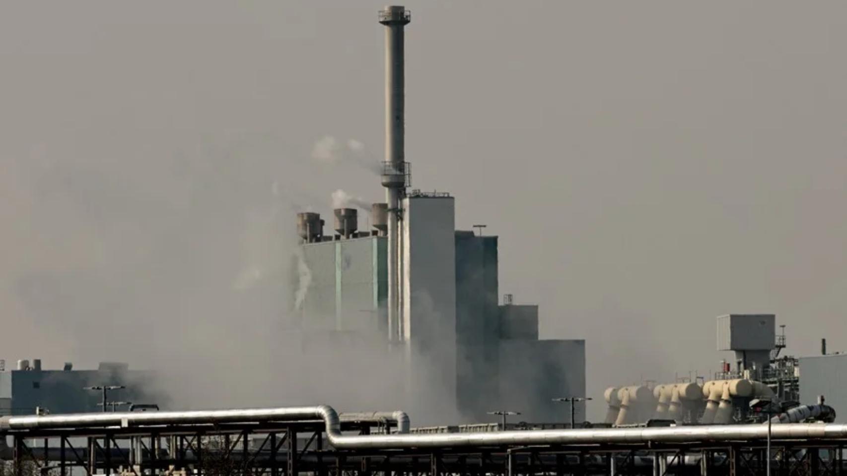 Imagen de archivo de una refinería de petróleo en un país de Europa.