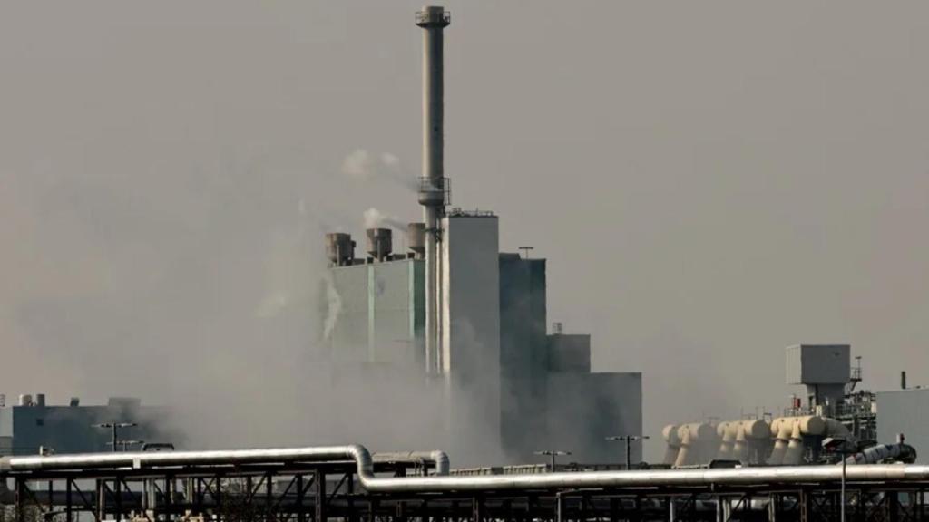 Imagen de archivo de una refinería de petróleo en un país de Europa.