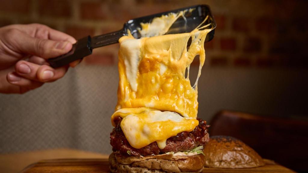 Capas y capas de queso fundiéndose sobre una deliciosa hamburguesa, en La Bistroteca.