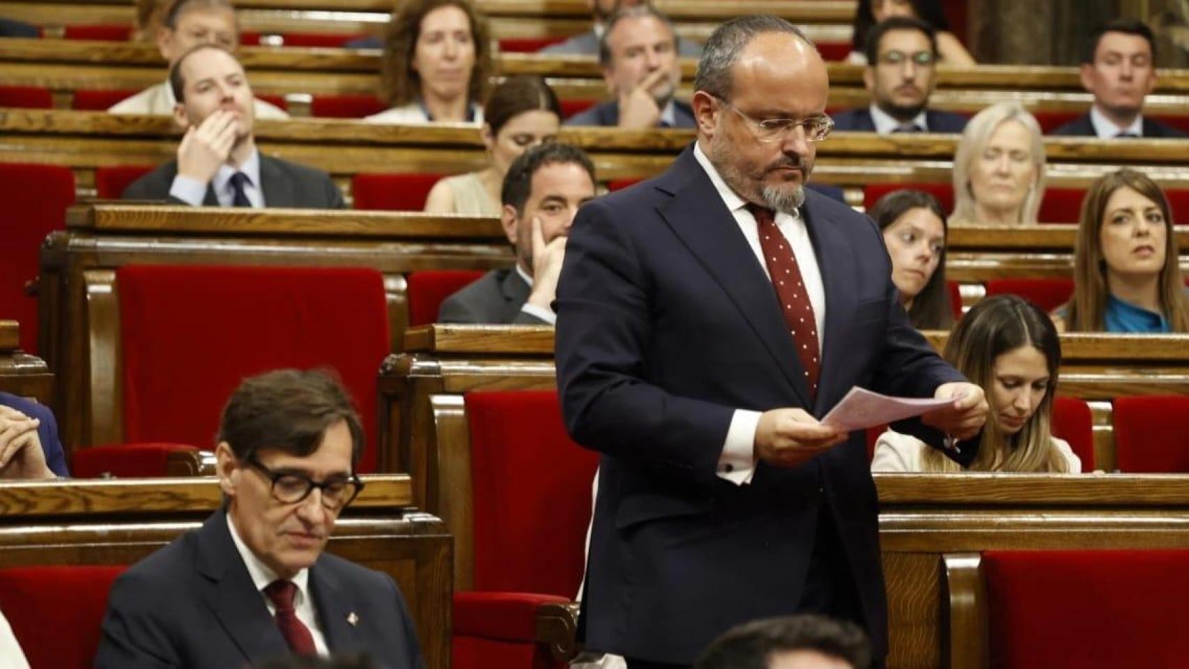 Alejandro Fernández, líder del PP en Cataluña, pasa ante Salvador Illa, presidente de la Generalitat, en el Parlament.