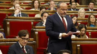 Alejandro Fernández, líder del PP en Cataluña, pasa ante Salvador Illa, presidente de la Generalitat, en el Parlament.