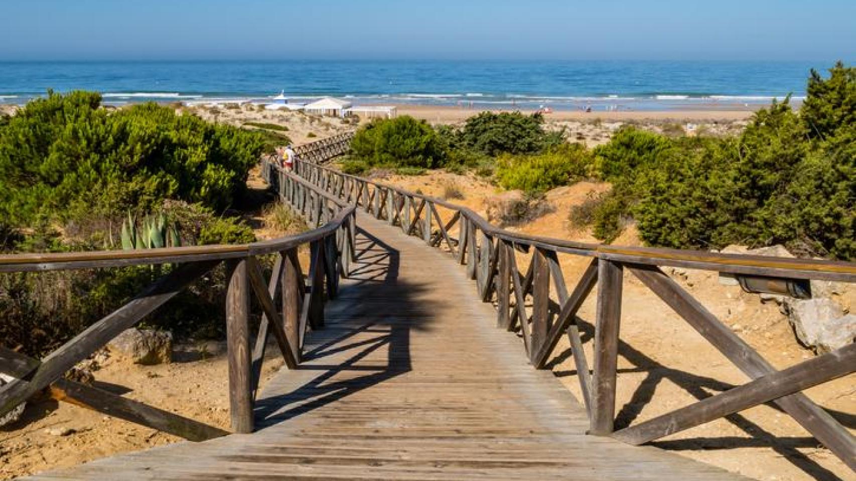Acceso a la playa de La Barrosa, Chiclana de la Frontera, Cádiz.