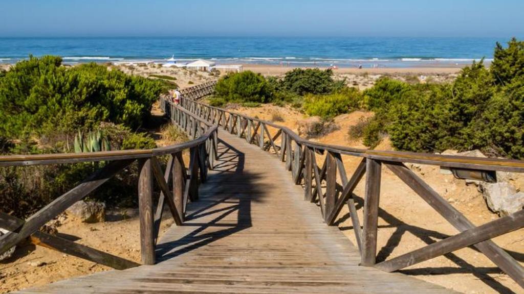 Acceso a la playa de La Barrosa, Chiclana de la Frontera, Cádiz.