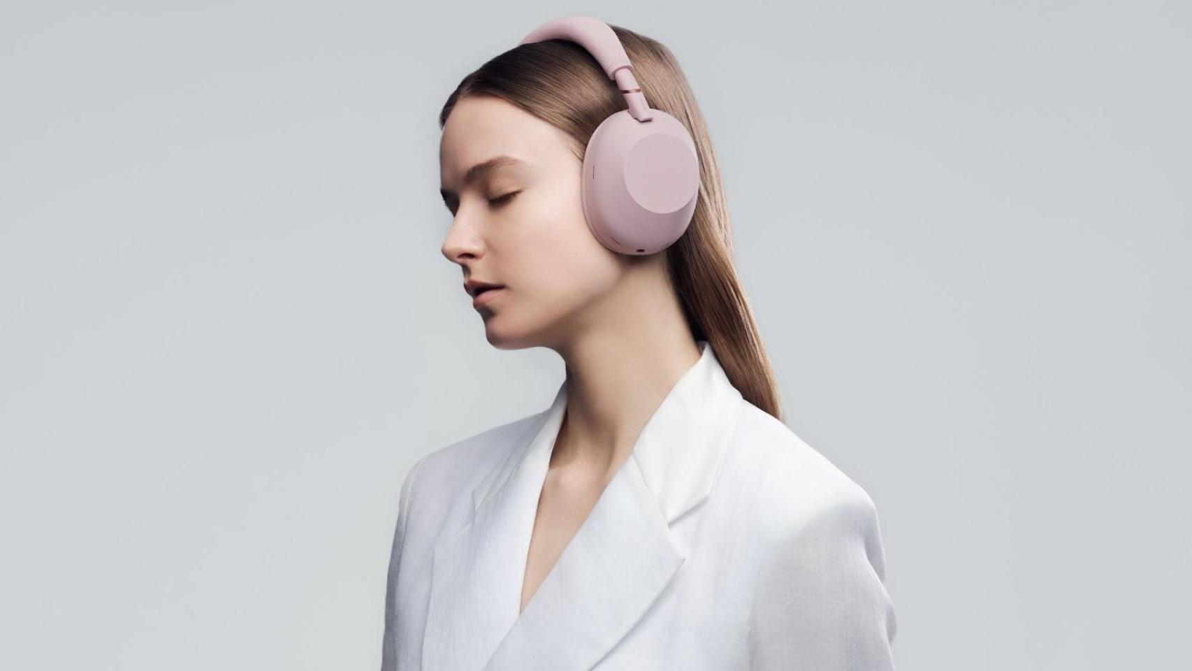 Nuevos auriculares WH-1000X M6 de Sony en rosa pálido.