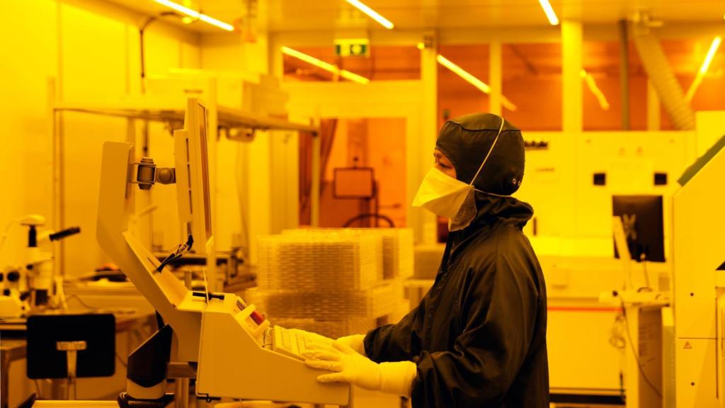 Uno de los trabajadores de la fábrica de Canatu en una sala limpia.